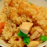 大豆と鶏肉、人参、インゲンの炊き込み玄米ご飯